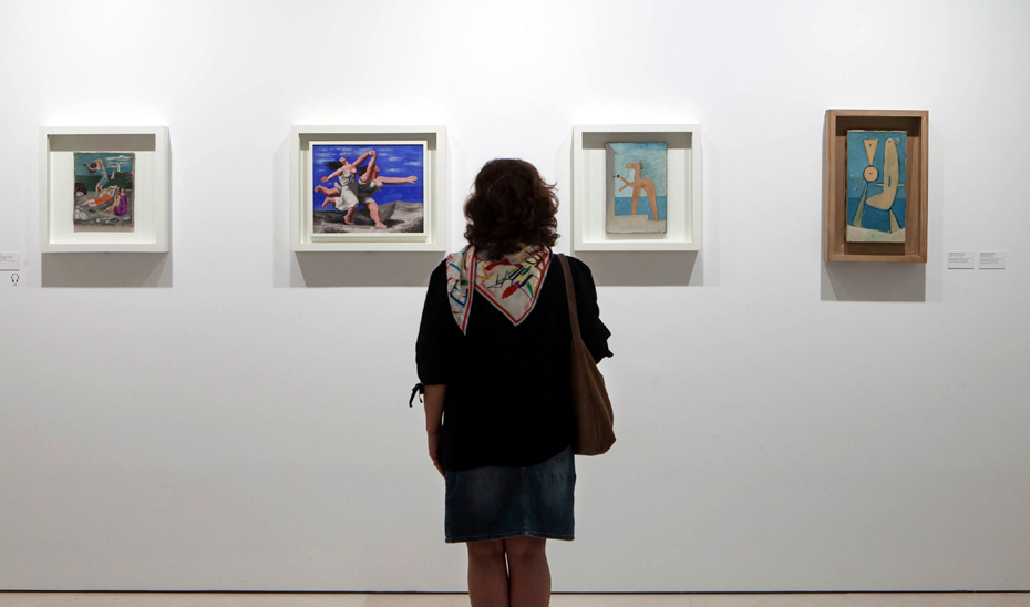 
			      Una mujer observa los cuadros expuestos en el Museo Picasso Málaga.			    
			  