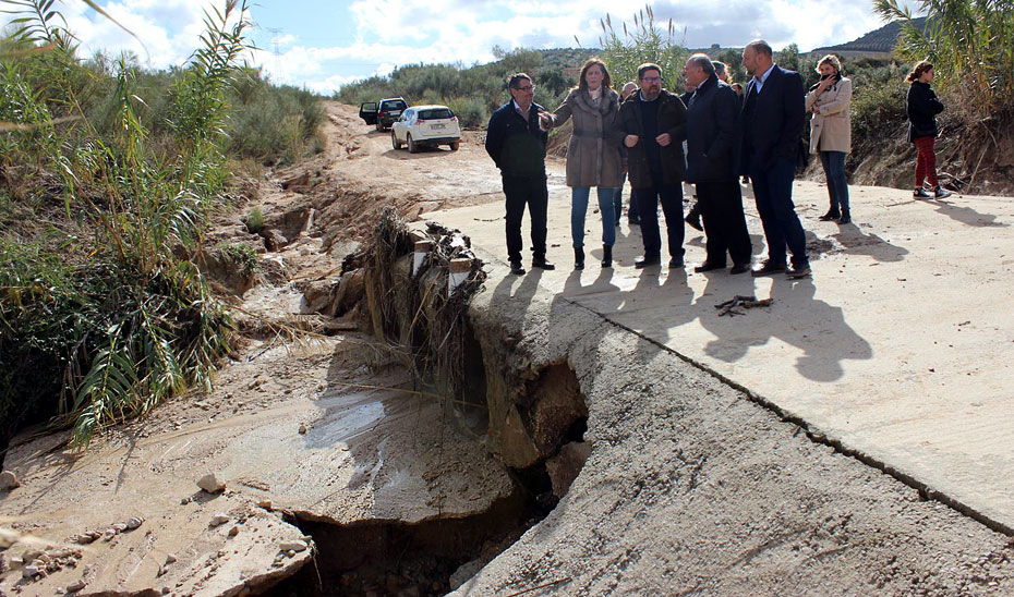 Sánchez Haro ha visitado en los municipios sevillanos de Osuna, Écija y El Rubio los caminos rurales dañados por el último temporal.