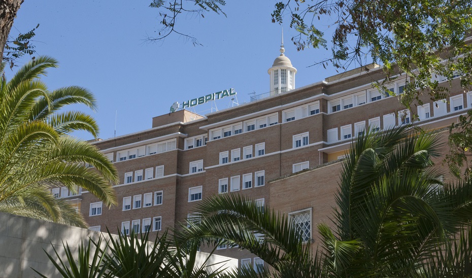 Fachada del Hospital Virgen del Rocío a donde ha sido evacuado el herido.