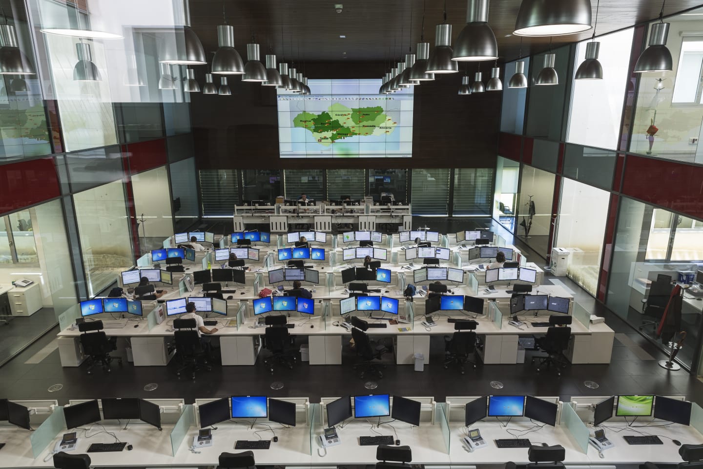 Panorámica de la sala regional de atención de llamadas de Sevilla.