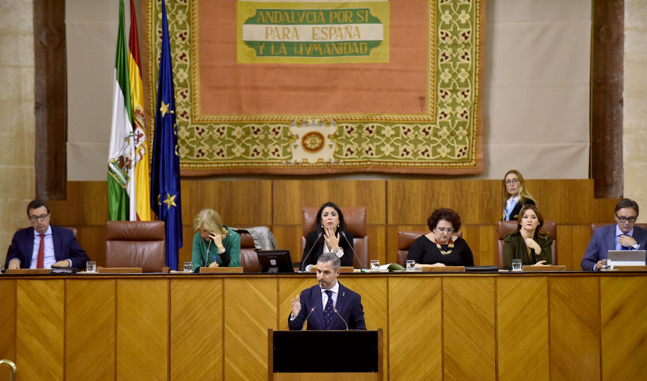 El consejero de Hacienda, Juan Bravo, durante su intervención en el pleno del Parlamento.