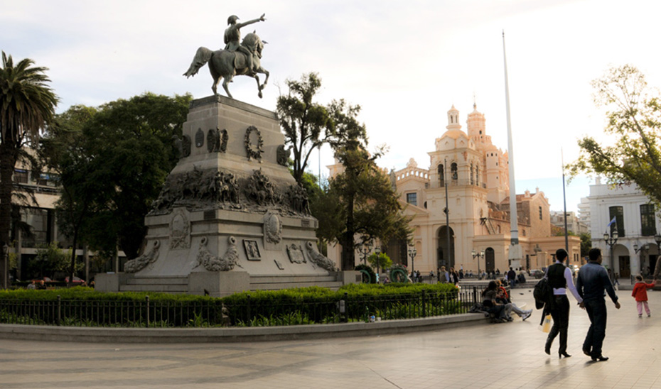
			      Estatua ecuestre del general San Martín, en la plaza de San Martín de la Córdoba argentina (welcomeargentina.com).			    
			  