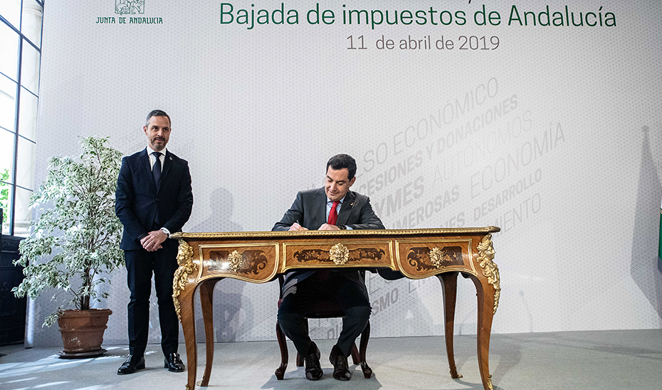 Acto de firma del decreto ley de bajada de impuestos en Andalucía (audio íntegro)