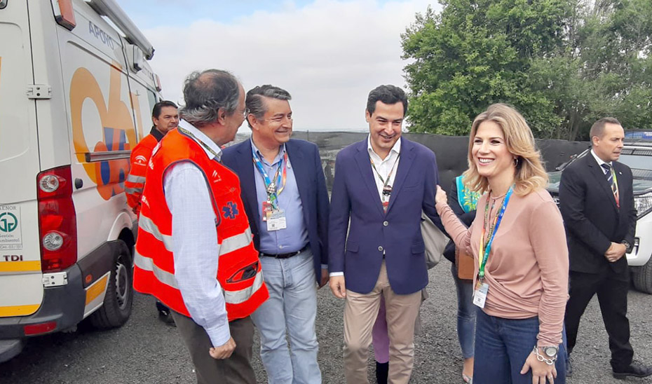 El presidente, Juanma Moreno, y la delegada de la Junta en Cádiz, Ana Mestre, visitando el dispositivo sanitario.