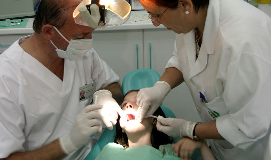 Una menor, en la consulta del dentista.