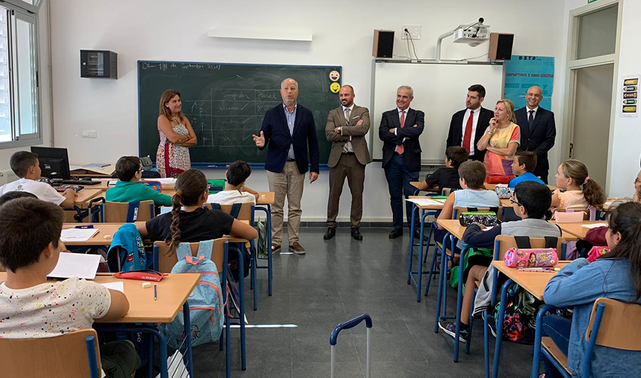 Javier Imbroda, durante su visita a las nuevas instalaciones del colegio Eucaliptus de Olivares.