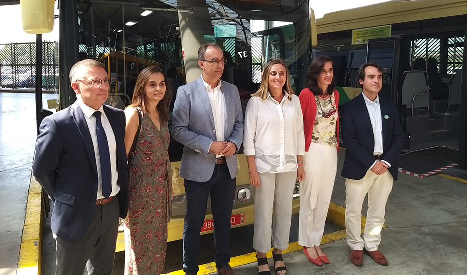 La consejera Marifrán Carazo, en la presentación de los nuevos autobuses impulsados por gas.