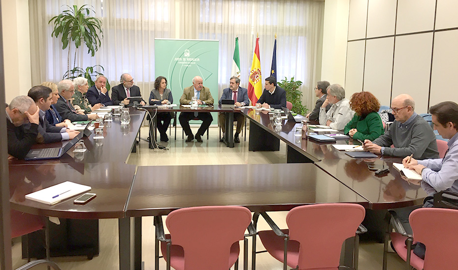 El consejero Jesús Aguirre preside la reunión en la que ha quedado constituido el Grupo de Seguimiento del Coronavirus.