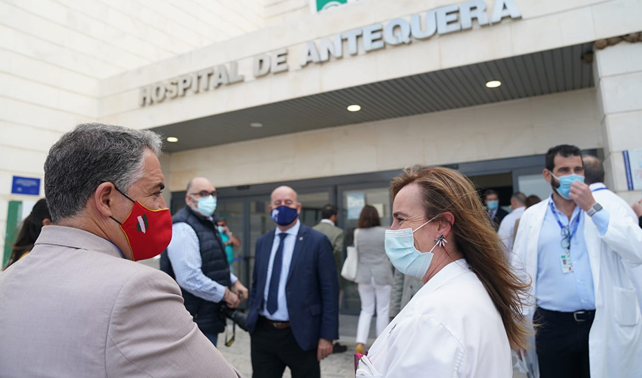 El consejero Elías Bendodo, durante su visita al Hospital Comarcal de Antequera.