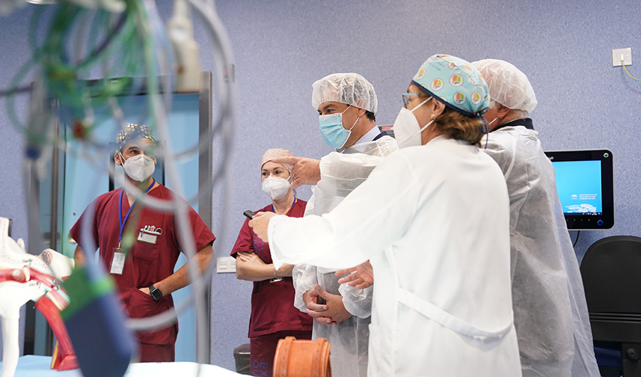 El presidente de la Junta atiende las explicaciones de algunos trabajadores del Hospital de Puerto Real.