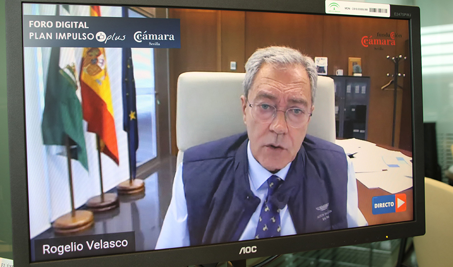 El consejero Rogelio Velasco, durante la reunión del foro telemático de la Cámara de Comercio de Sevilla.