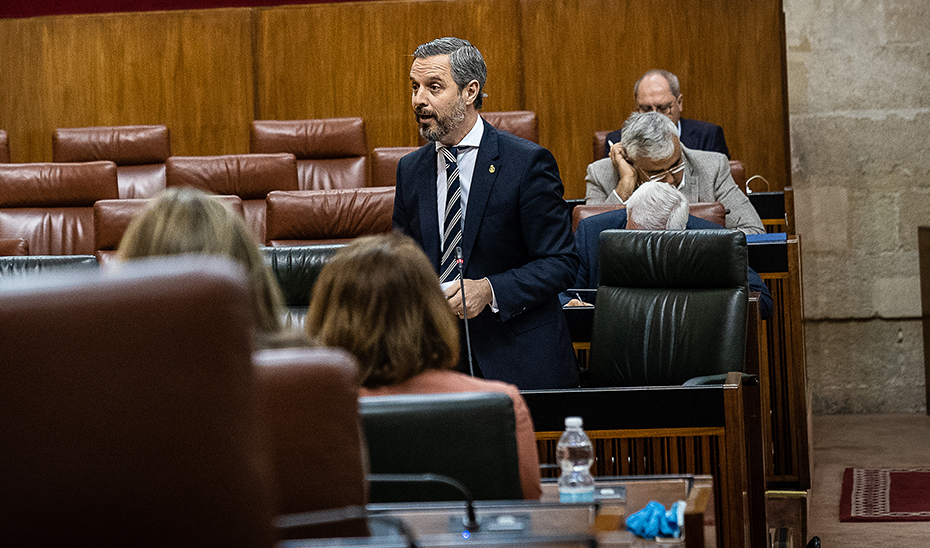 El consejero de Hacienda, Industria y Energía, Juan Bravo, interviniendo hoy desde su escaño en el pleno del Parlamento andaluz.
