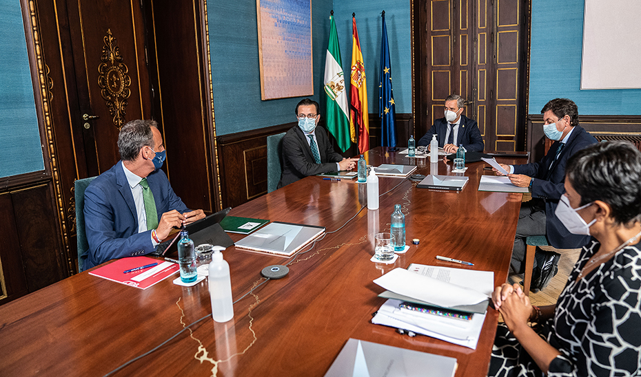 El consejero Juan Bravo preside la reunión celebrada en San Telmo con otros consejeros autonómicos de Hacienda.