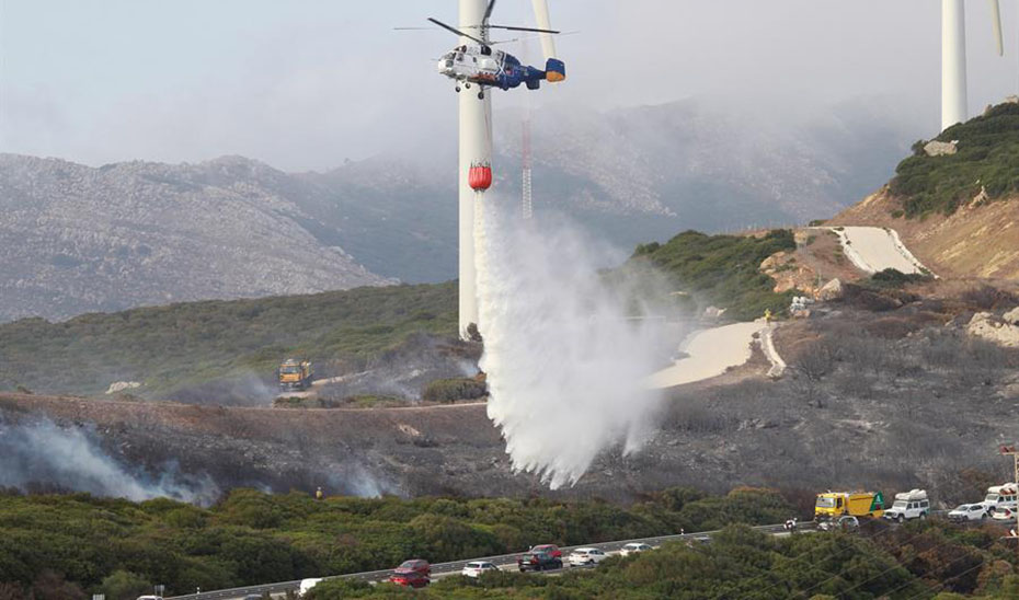 Helicoptero del Infoca en plenas labores de extinción de un incendio (Agencia EFE).