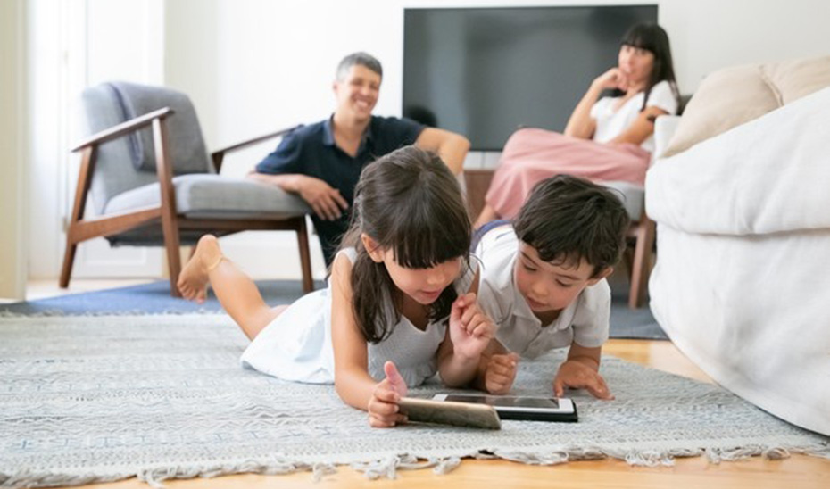 
			      Niños jugando en casa con tablets.			    
			  