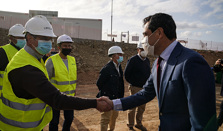 Moreno destaca la apuesta de la Junta de Andalucía por la educación al invertir más de 550 millones en infraestructuras en esta legislatura 2 El presidente del Consejo de Administración saluda a los directivos y empleados del nuevo trabajo de IES.