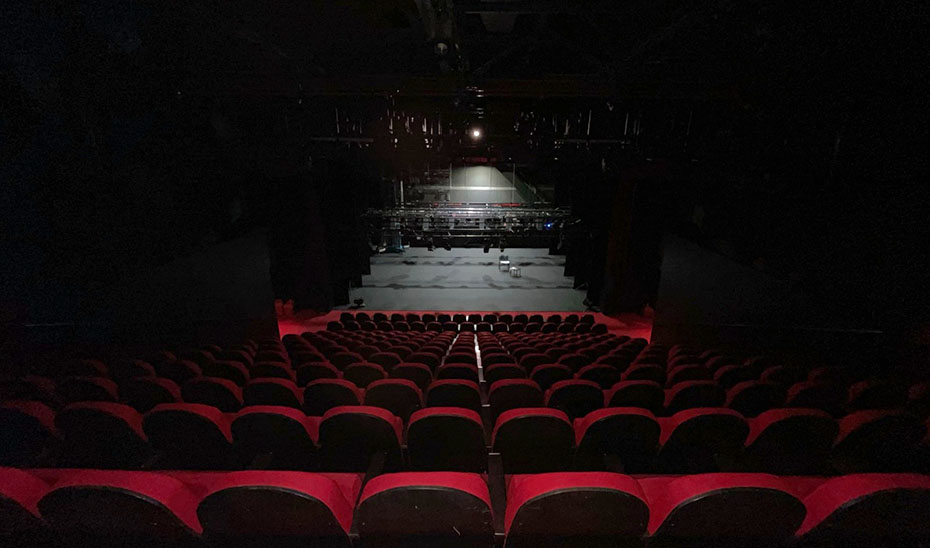 
			      El escenario de un teatro durante la preparación de un montaje escénico.			    
			  