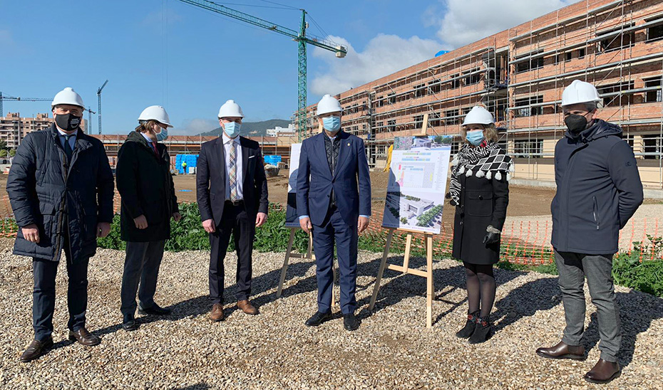 El concejal Javier Imbroda, ante las obras del IES Miralbaida.