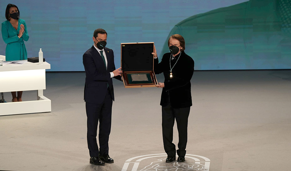 Juanma Moreno entrega a Raphael la placa de Hijo Predilecto de Andalucía.