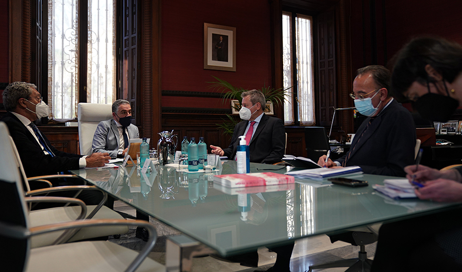 Elías Bendodo y Rogelio Velasco, en un momento de la reunión con los representantes de Airbus.