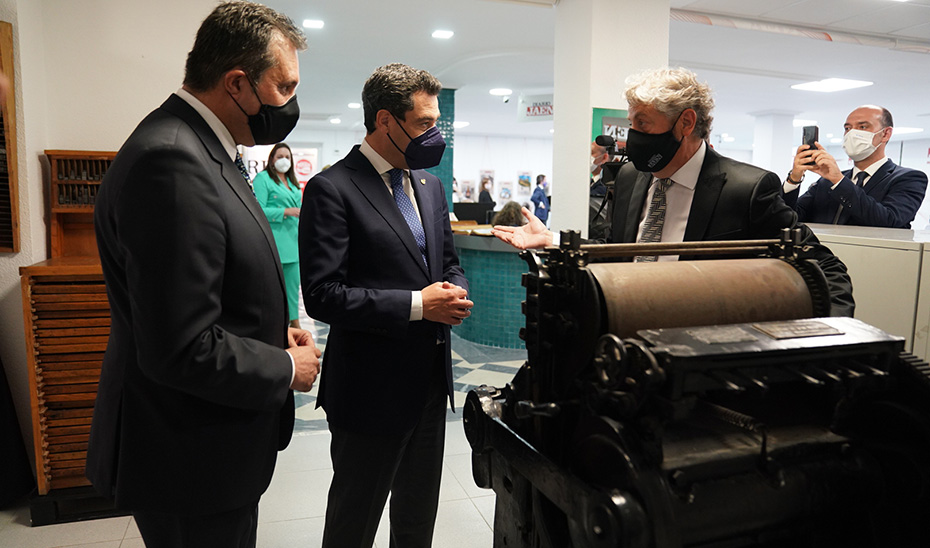 Juanma Moreno conversa con Juan Espejo, director de Diario Jaén, en las instalaciones del periódico.