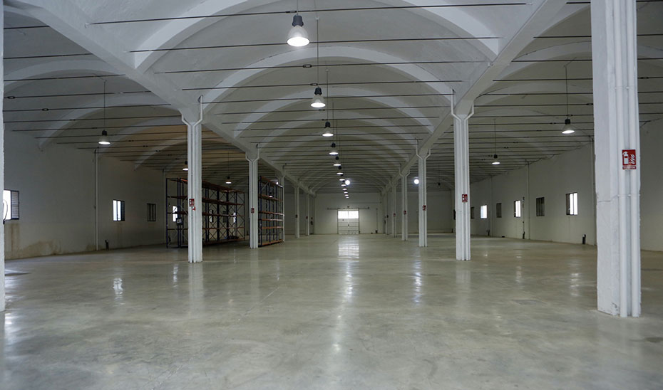 Nave del antiguo recinto industrial que será acondicionada como almacén de la colección del Museo de Arqueológico de Sevilla.