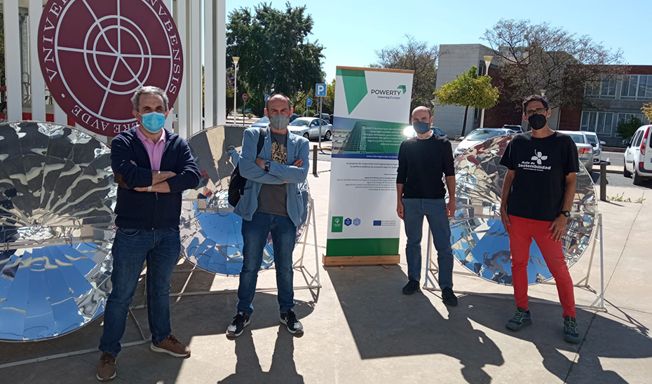 Los responsables del estudio realizado por la Universidad de Huelva, junto a las cocinas solares.