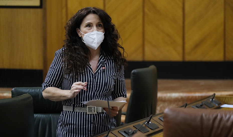 La consejera Rocío Ruiz responde las preguntas de la oposición desde su escaño en el Parlamento.