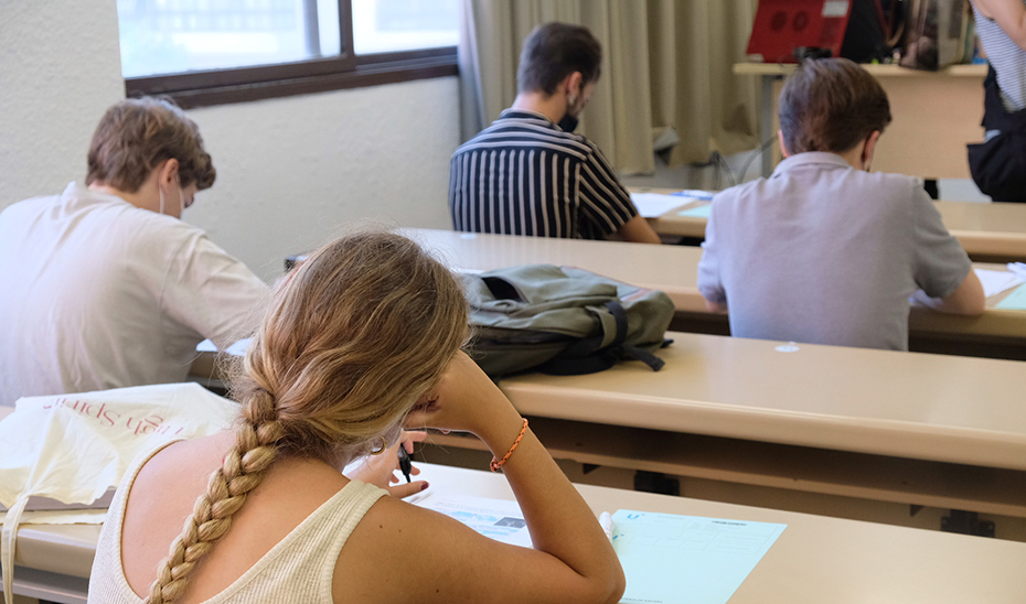
			      Unos alumnos realizan uno de los exámenes de la PEvAU extraordinaria. (Foto Universidad de Sevilla)			    
			  