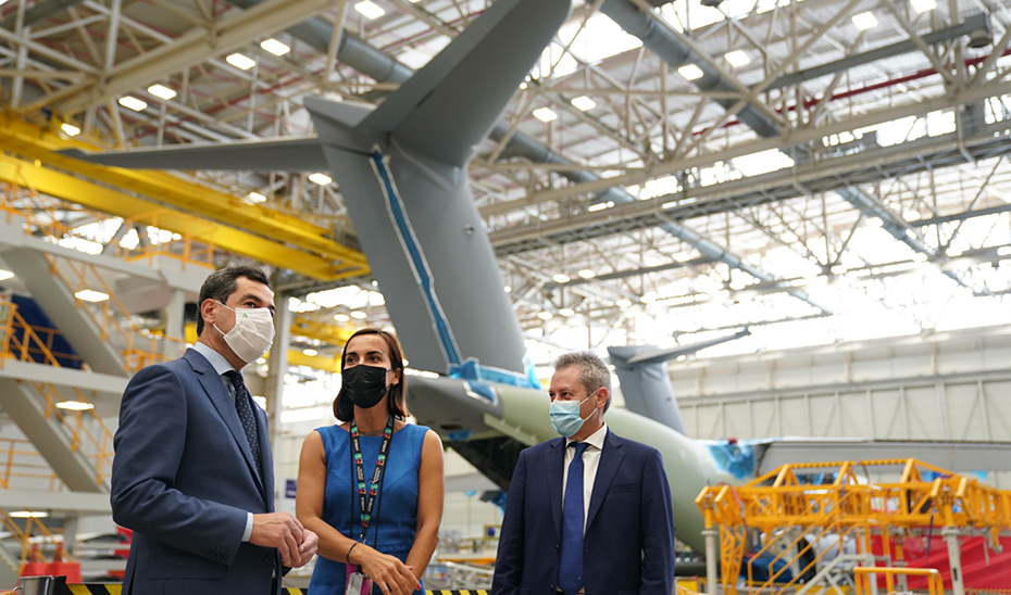Juanma Moreno recorrió junto al presidente de Airbus España las instalaciones de la factoría sevillana.