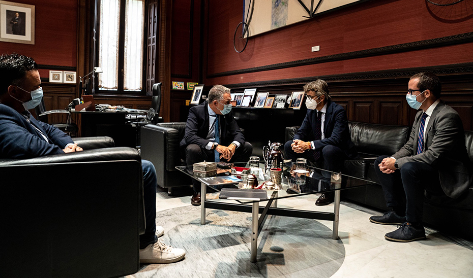 Elías Bendo y Luis Alberto Marín, en el centro, durante el encuentro celebrado en San Telmo.