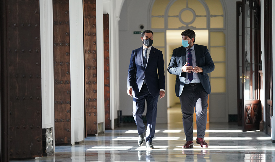 Andalucía y Murcia impulsan una alianza regional por un sistema de financiación justo en España 1 Los dos presidentes conversan mientras caminan por el pasillo del Palacio de San Telmo.