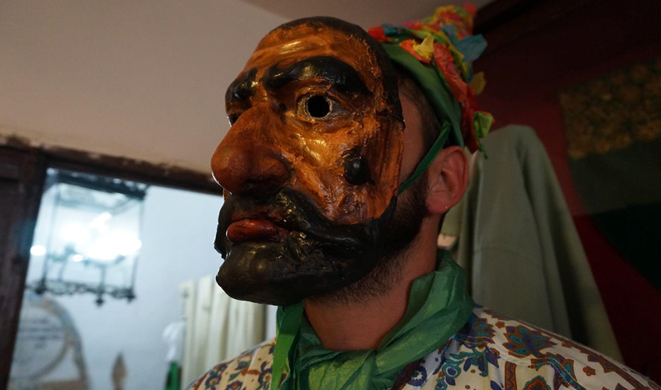 Participante en la representación porta una de las máscaras.