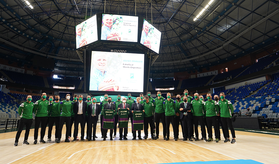 La plantilla del Unicaja Baloncesto se ha sumado al homenaje a su mítico entrenador.