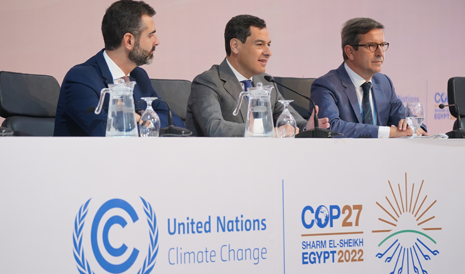 Ramón Fernández- Pacheco, Juanma Moreno y Jorge Paradela, durante la comparecencia de presentación del balance sobre la participación andaluza en la COP27.