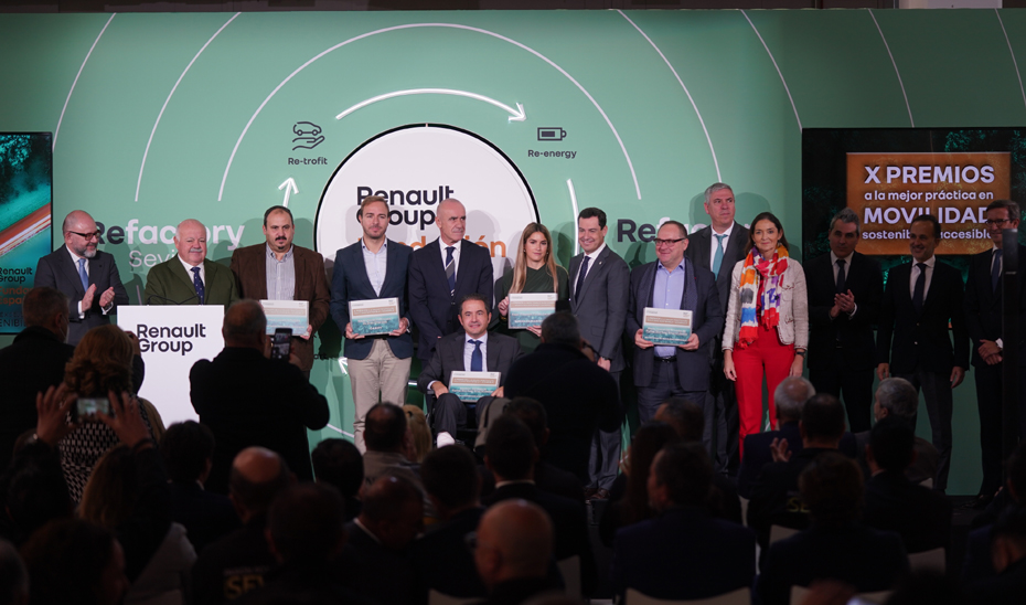 El presidente de la Junta y otras autoridades, junto a los galardonados con los Premios de la Fundación Renault Group España.