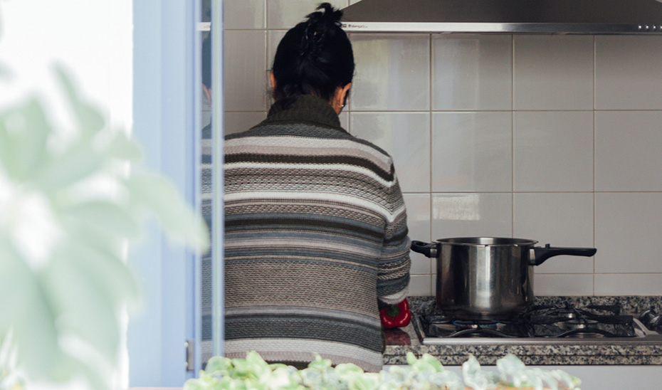 Una mujer en la cocina de una casa de acogida para víctimas de violencia de género.