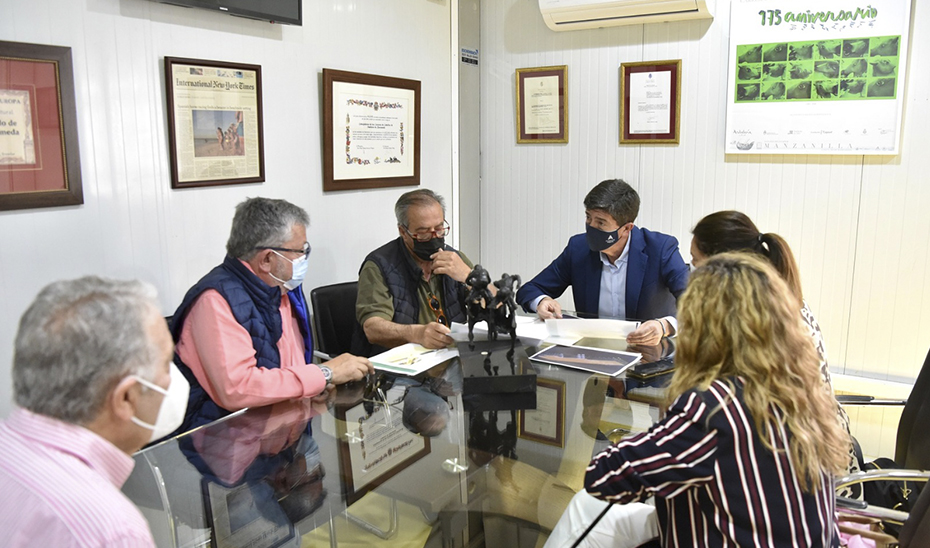
			      El vicepresidente Juan Marín reunido con el presidente de la Real Sociedad de Carreras de Caballos de Sanlúcar de Barrameda, Rafael Hidalgo, y su...
			  