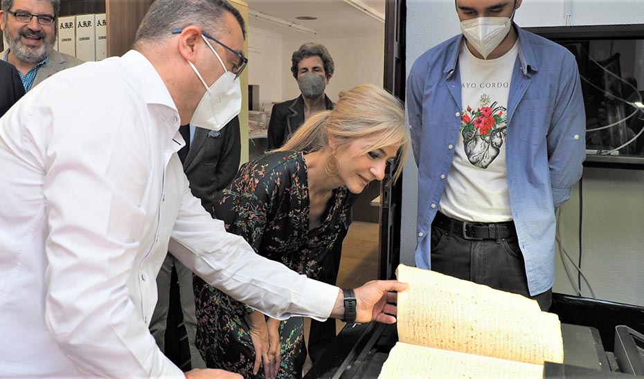 
			      La consejera Patricia del Pozo este viernes conociendo el \u0027Proyecto Darco: digitalización de archivos del Reino de Córdoba\u0027.			    
			  