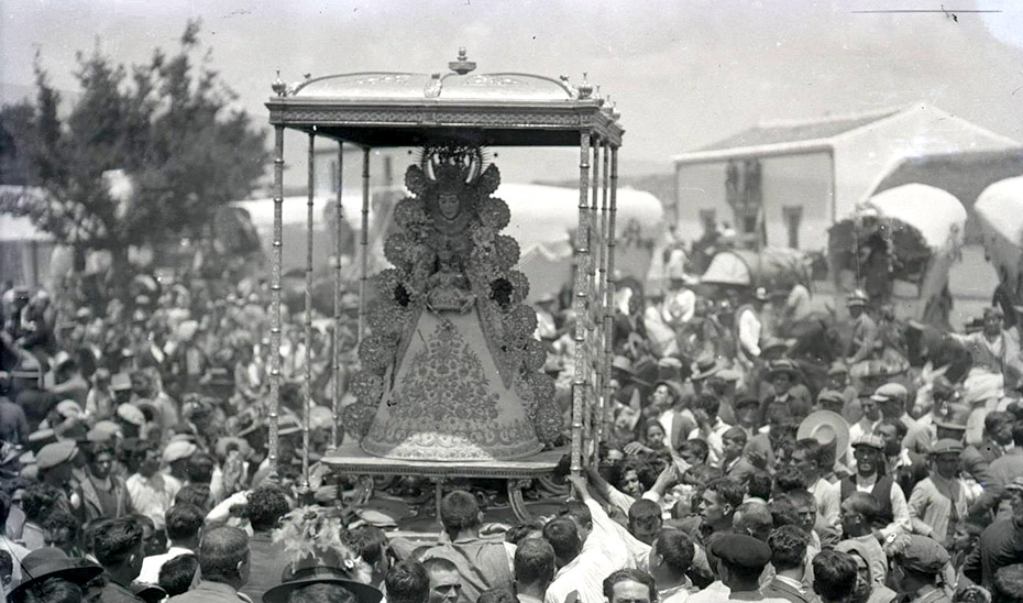 
			      La procesión de la Virgen del Rocío en los años 20 del pasado siglo (Foto Archivo General de Andalucía).			    
			  