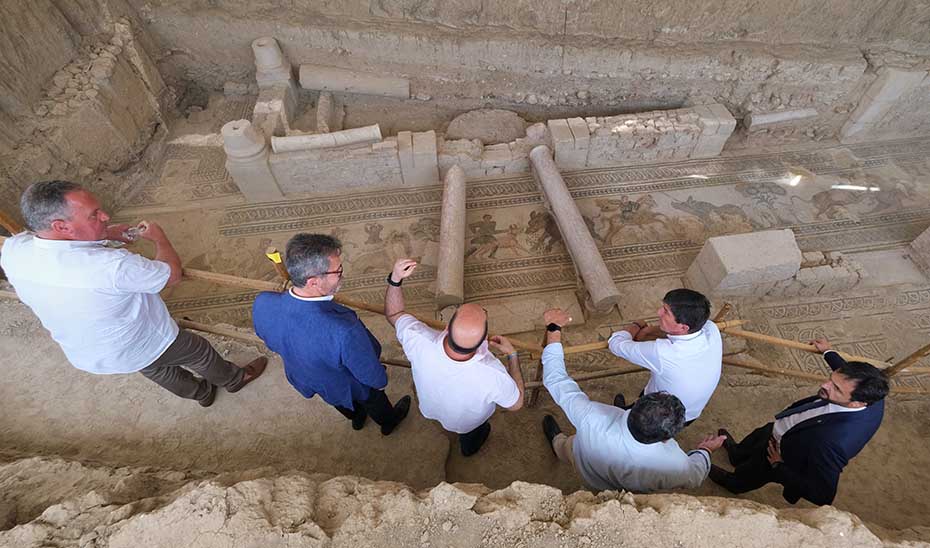 Juan Marín atiende las explicaciones técnicas sobre los restos arqueológicos hallados en Salar.