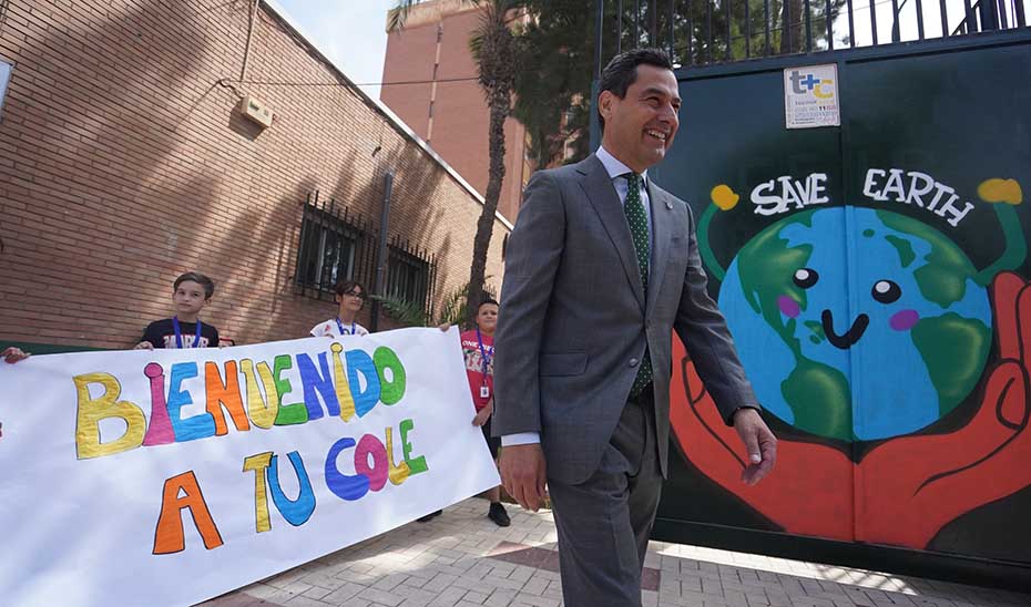 Bienvenida al presidente andaluz a su llegada al CEIP Giner de los Ríos de Málaga.