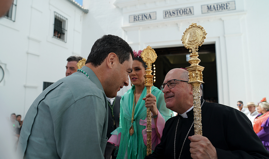 El presidente Juanma Moreno, a su llegada a la ermita de la Virgen del Rocío.