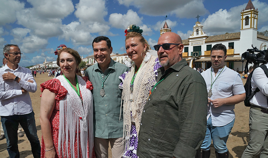 El presidente Juanma Moreno junto a varios romeros por las calles de la aldea almonteña de El Rocío.