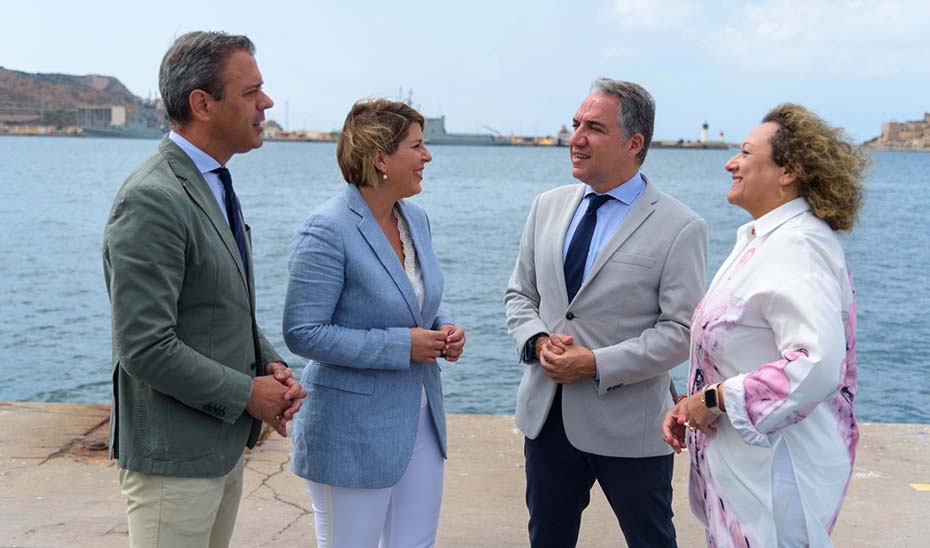 
			      El consejero de la Presidencia en funciones, Elías Bendodo, durante su visita al puerto de Cartagena.			    
			  