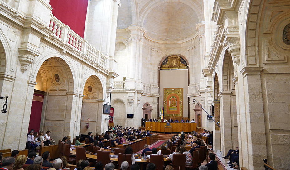 Gran expectación en los escaños y la zona reservada al público de la Cámara autonómica durante la intervención del candidato a la Presidencia de la Junta de Andalucía, Juanma Moreno.