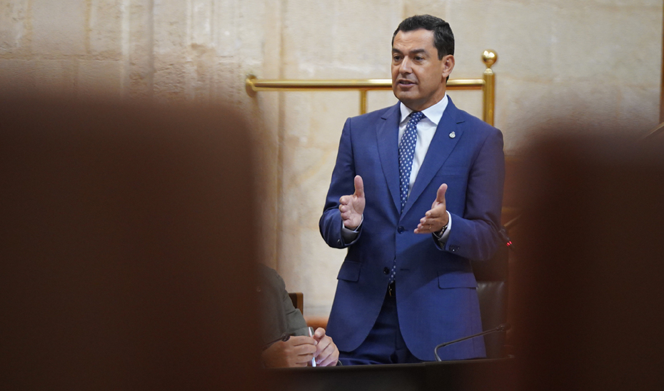 Juanma Moreno interviene en la sesión de control del primer Pleno de la Legislatura en el Parlamento de Andalucía.
