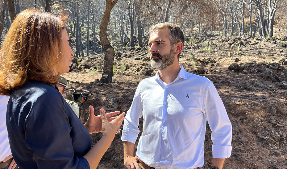 Ramón Fernández Pacheco y la alcaldesa de Alhaurín el Grande, durante la visita a Sierra Bermeja.