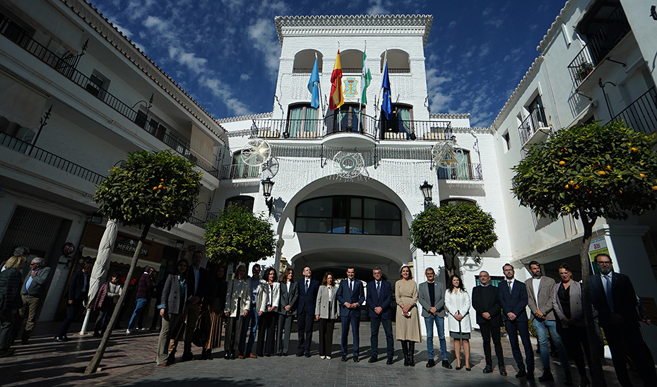 Juanma Moreno, con autoridades y responsables municipales del municipio malagueño, en la fachada del Ayuntamiento de Nerja.
