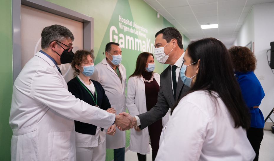 Juanma Moreno saluda al personal sanitario que trabaja con el nuevo equipo de Gammaknife del Virgen de las Nieves.